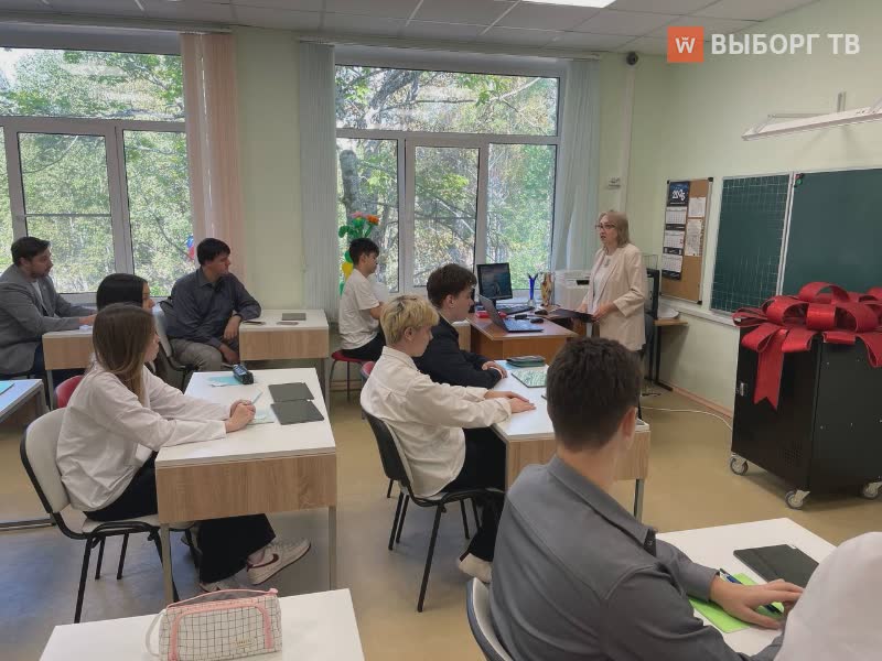 Учащиеся и учителя школы посёлка Каменка в Выборгском районе Ленобласти получили мобильный компьютерный класс