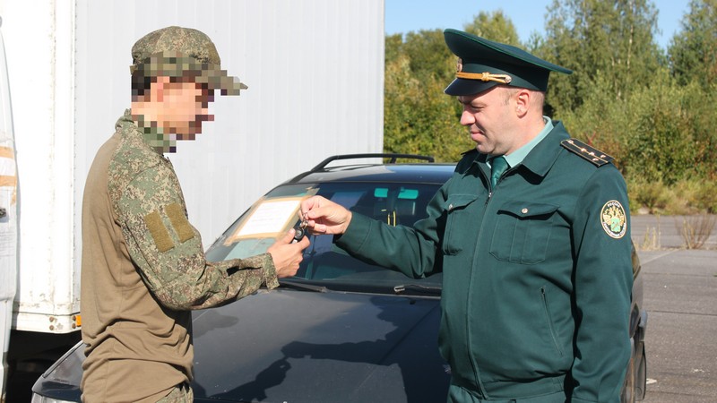 Выборгская таможня передала военным автомобиль для нужд СВО