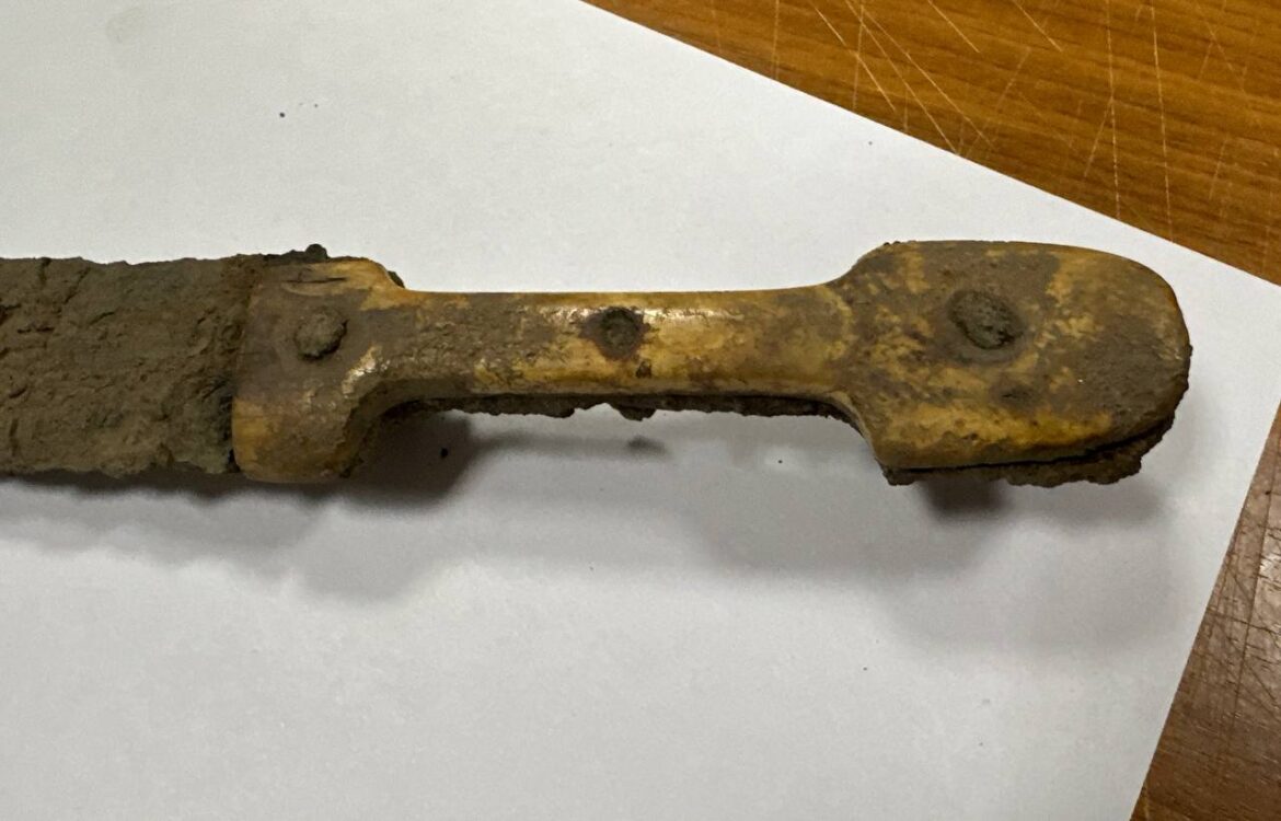 Старинный кинжал 19 века нашли в Выборге: идёт экспертиза, ценность устанавливают