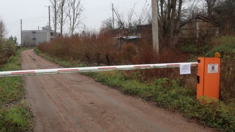 В Выборге постановили снести незаконно установленные шлагбаум и железный контейнер